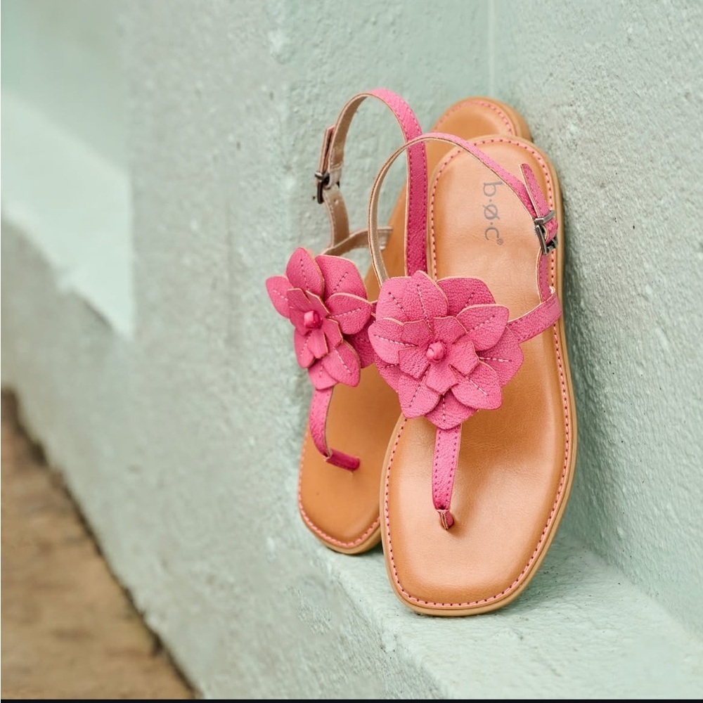 B•Ø•C Pink Floral Thong Sandals – Size 8 (NWOT) 🌸